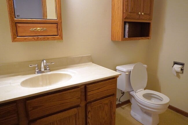 Building Photo - 2 Bedroom, 2 Bath Home