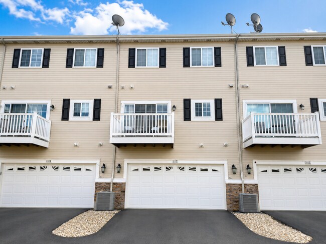 Building Photo - 120 Lakeshore Dr