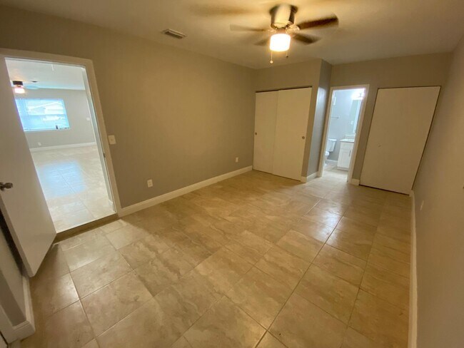 Building Photo - 811 SW 12th Ct