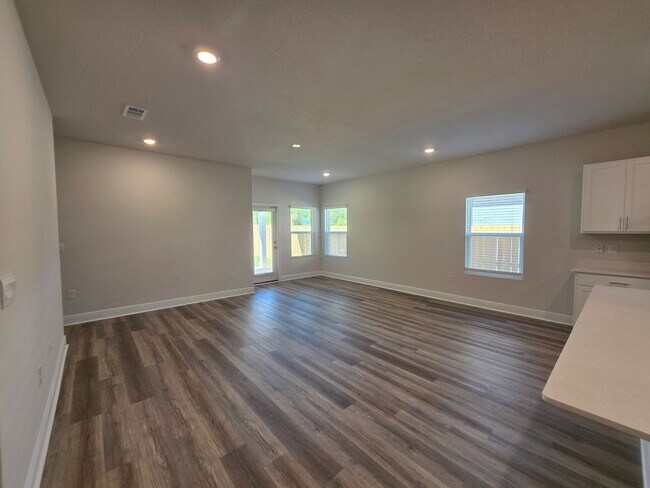 Building Photo - Brand new 5BR/3BA with Amenities Galore