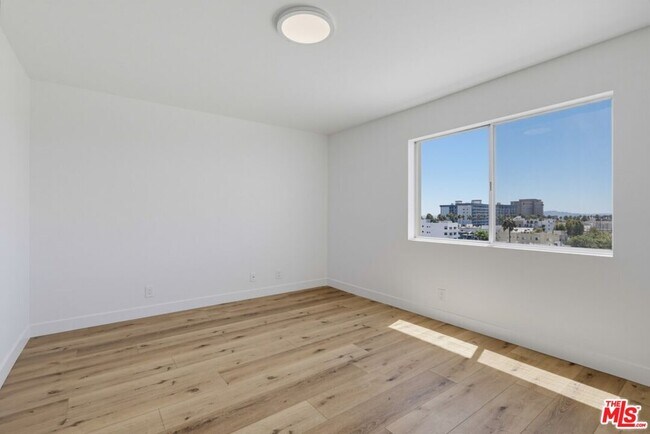 Building Photo - 435 N Oakhurst Dr