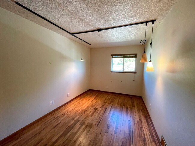 Building Photo - 3338 SW Marigold St