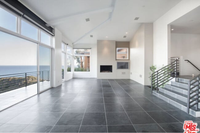 Building Photo - 3850 Rambla Orienta