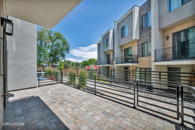 Building Photo - 557 California Ave