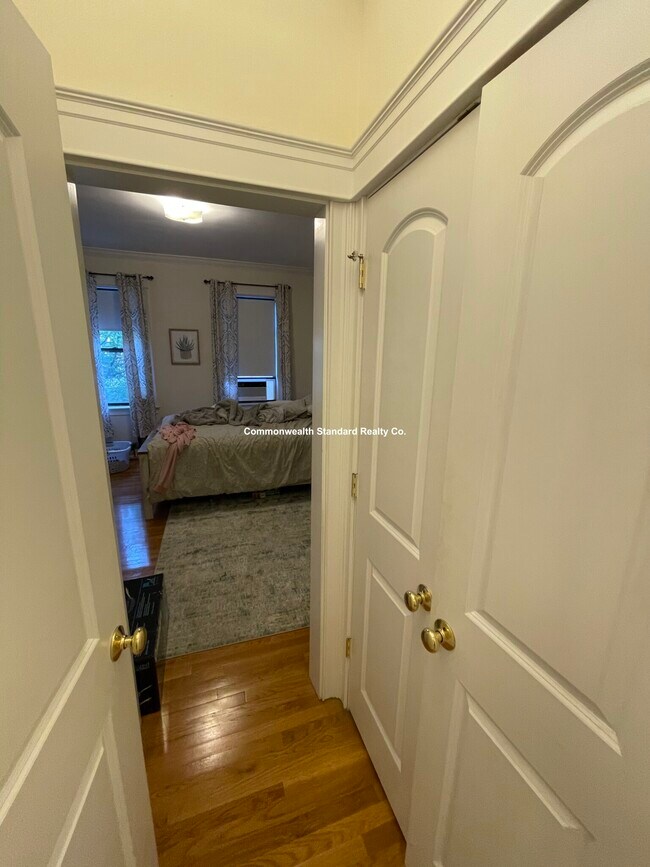 Building Photo - 27 Glenville Ave