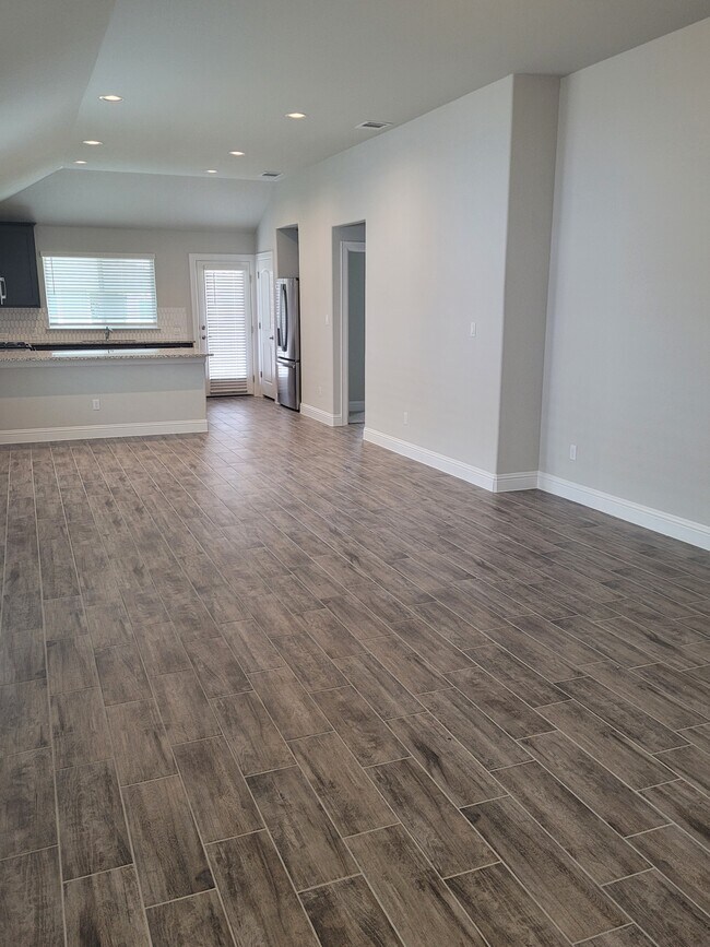 Building Photo - 105 Riverhill Dr