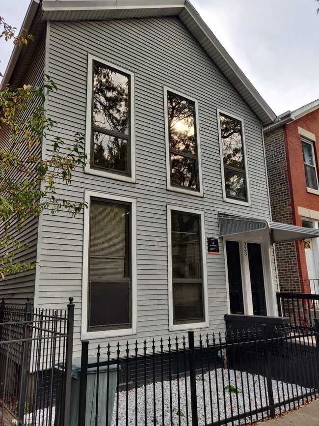 Primary Photo - 923 S Carpenter St
