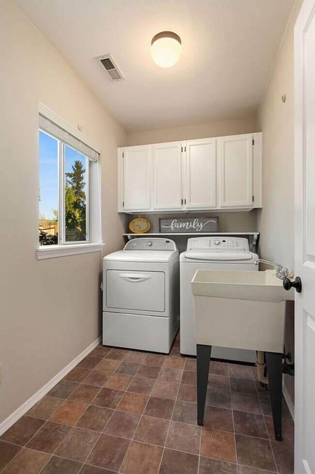 Building Photo - Exceptional home on a quiet cul-de-sac in ...