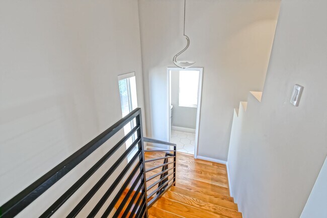 Building Photo - 4021 Crest Dr