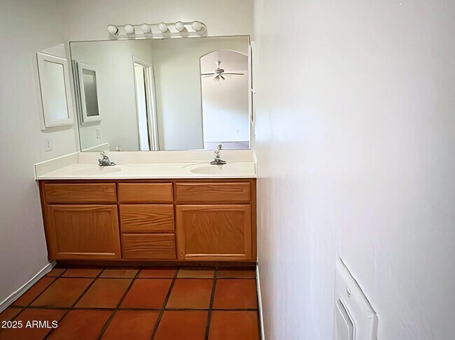 Building Photo - 9431 Serpentine Ln