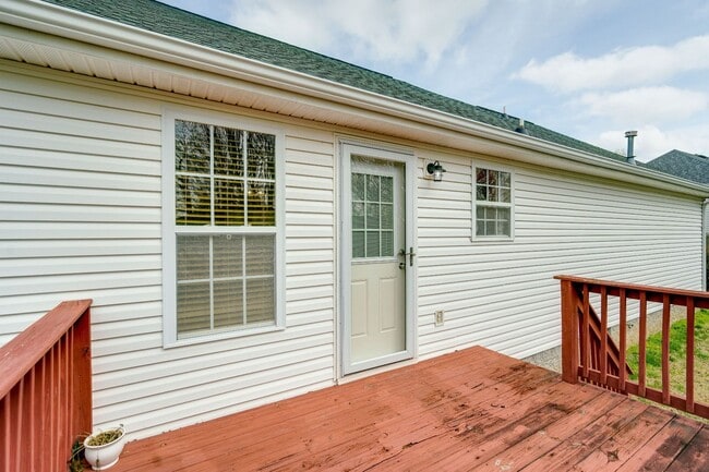 Building Photo - 3 Bedroom 2 Bathroom Home w/ Garage on One Level