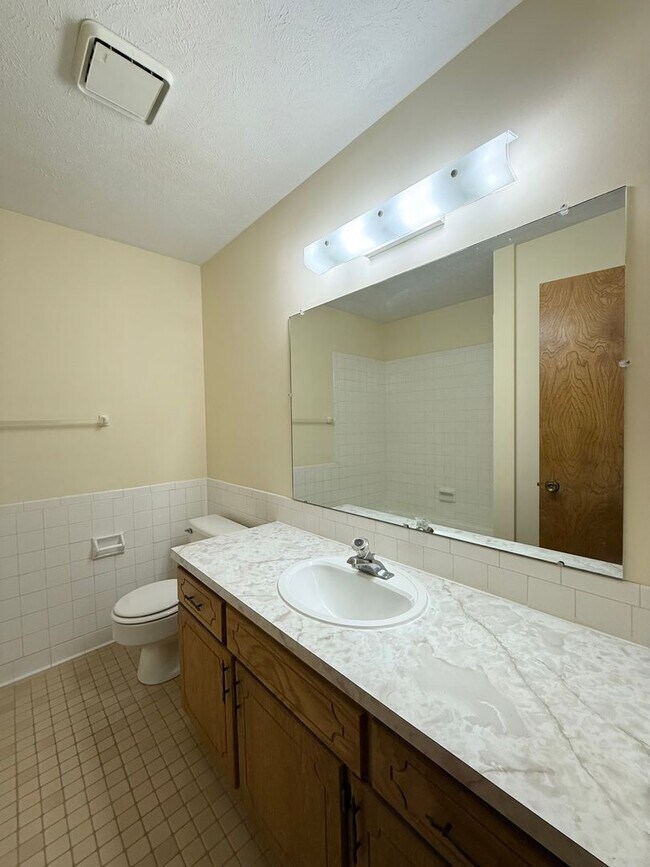 Building Photo - Lamplighter 01