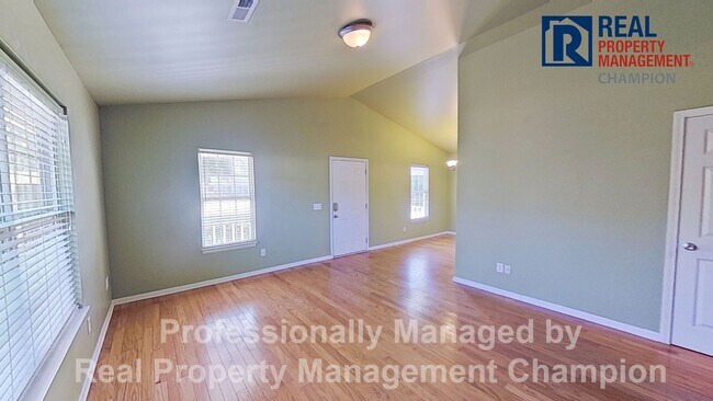 Building Photo - 3 BD/2BA in Azalea Trace - Students Welcome