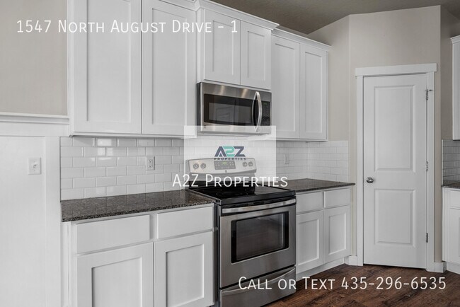 Building Photo - 1547 N August Dr