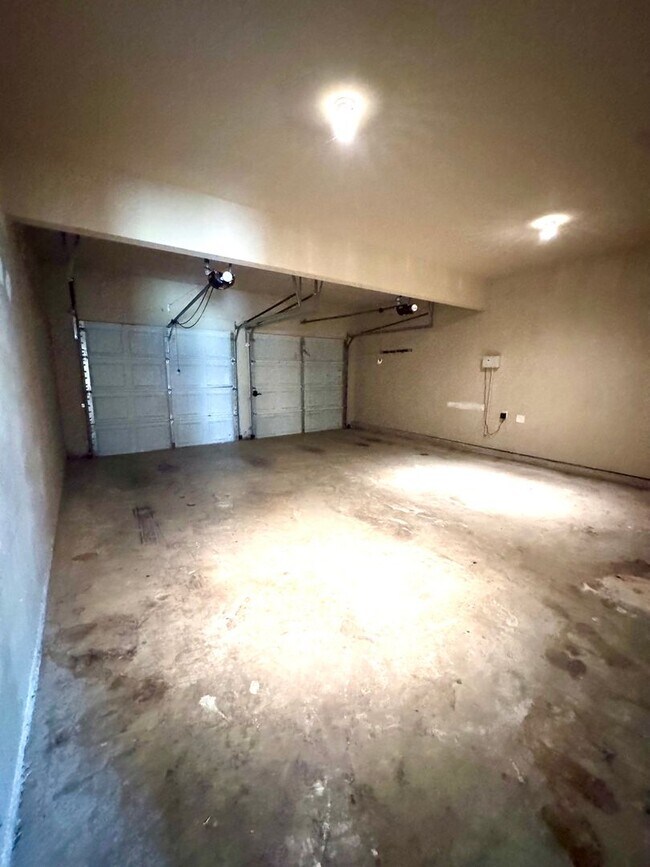 Building Photo - This beautiful 4-bedroom, 2.5-bath home Move-in ready and is waiting for you!