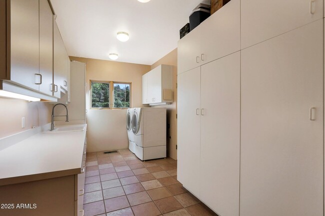 Building Photo - FULLY FURNISHED SEDONA DREAM HOME AWAITS