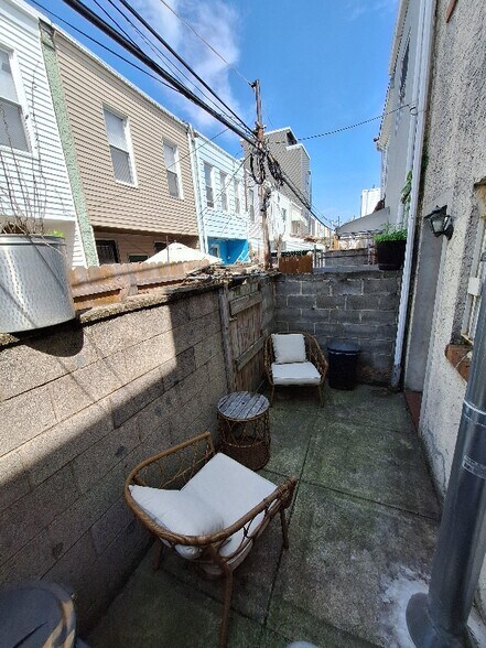 Building Photo - 1535 Emily St