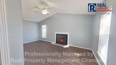 Building Photo - Charming 2BD/2 BA End Unit Townhouse w/Fir...