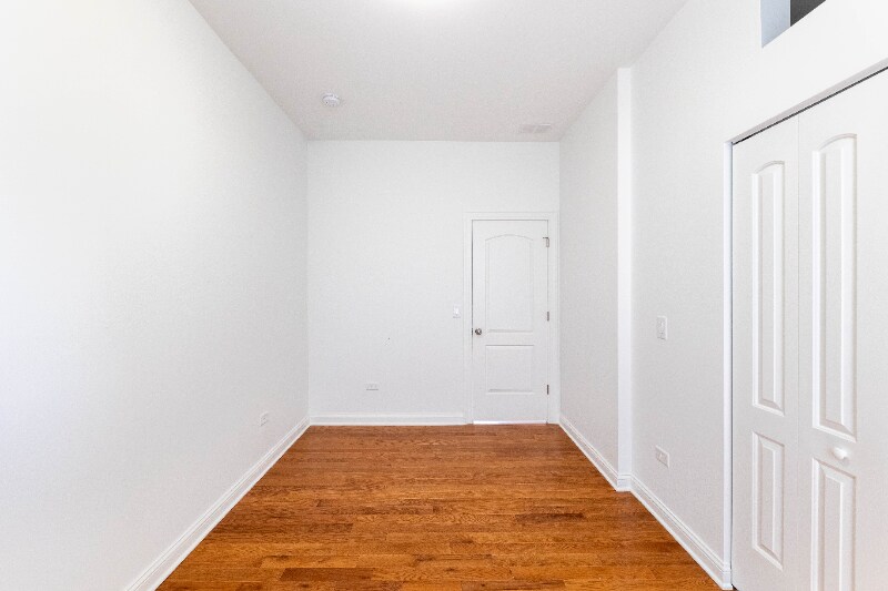 Building Photo - 914 W 19th St