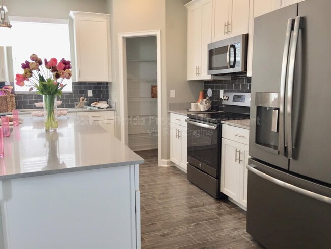 Building Photo - 12076 Theme Alley