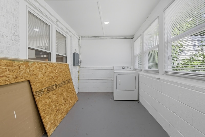 Building Photo - 2445 Harriet Ave