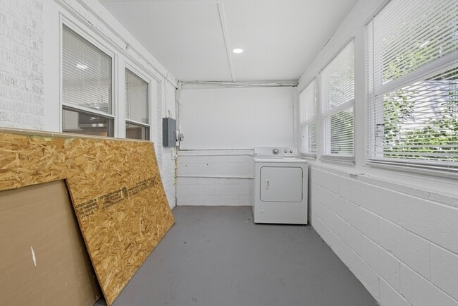 Building Photo - 2445 Harriet Ave