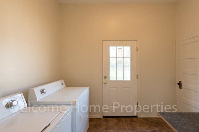 Building Photo - Classic 2 Bedroom Home with Tall Ceilings