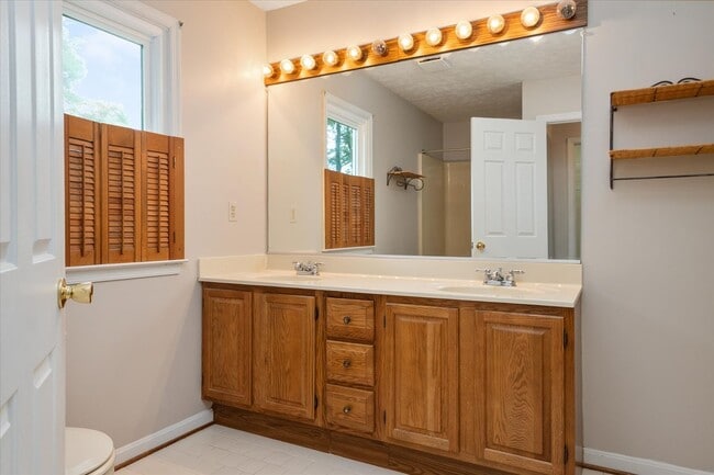 Building Photo - Charming Colonial in Elmhurst Station