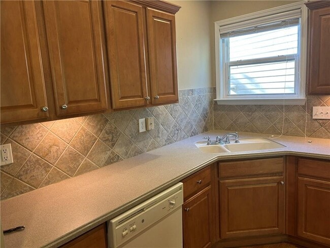Building Photo - 130 Creekwood Tr