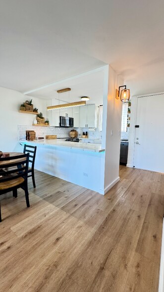 Building Photo - 975 Ala Lilikoi St