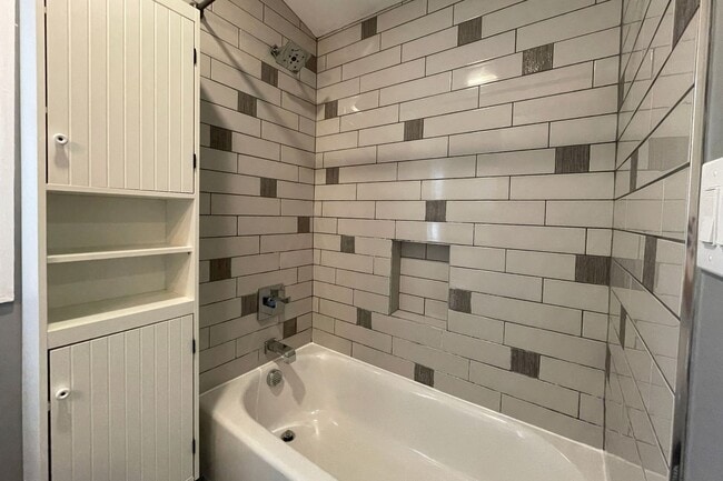 Building Photo - Cute Portsmouth Home with Sunroom, Fenced ...