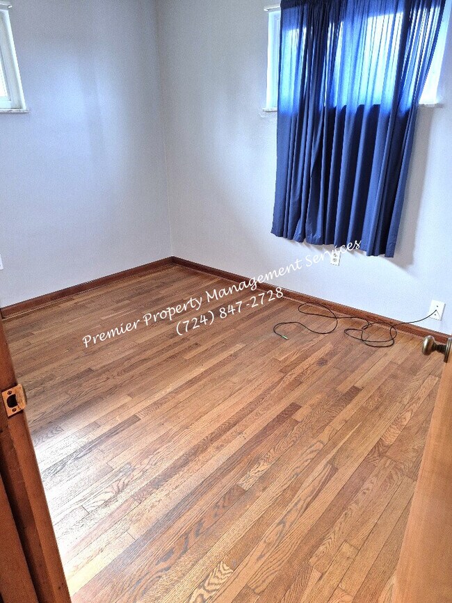 Building Photo - 990 Clearview Dr