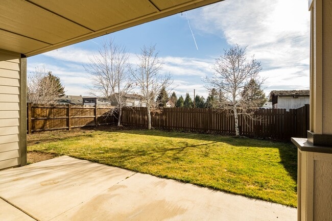 Building Photo - 4 Bedroom Home: Fenced Backyard & Great Location!