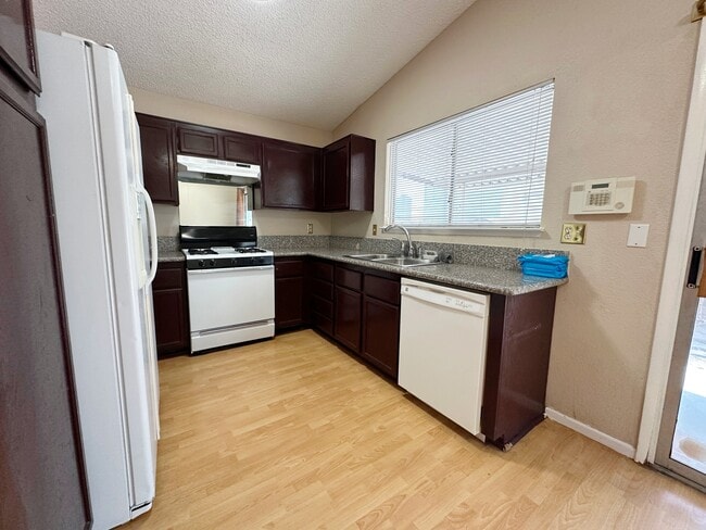 Building Photo - 2321 Valley Dr