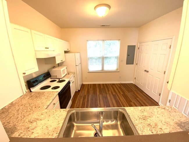 Building Photo - Updated 2 bedroom in fantastic location near Duke Med Center, on busline & convenient to many loc...