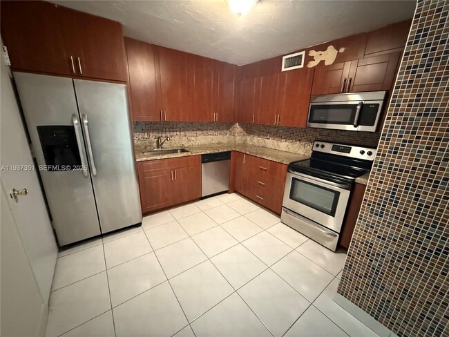 Building Photo - 401 Golden Isles Dr