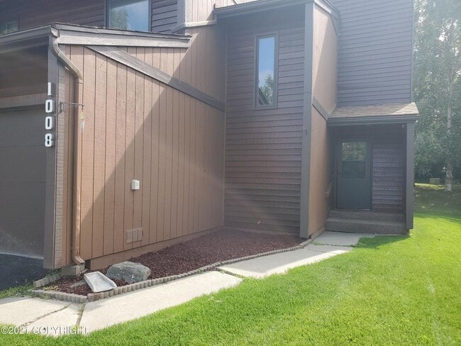 Building Photo - Furnished 3bed/1.5 bath near shopping and more!