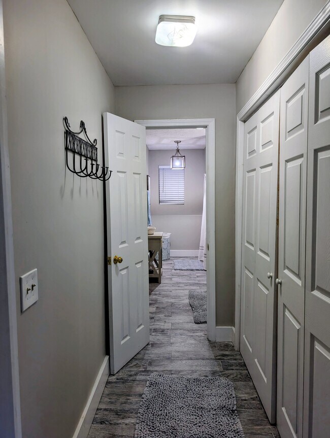 Building Photo - 842 Alpine Dr