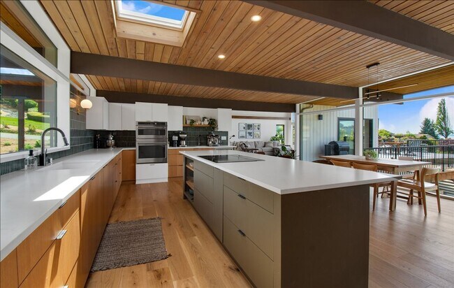 Building Photo - 4Bd/3.25Ba Shoreline House