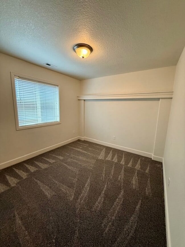Building Photo - Beautifully renovated in NW Bend!  A/C!