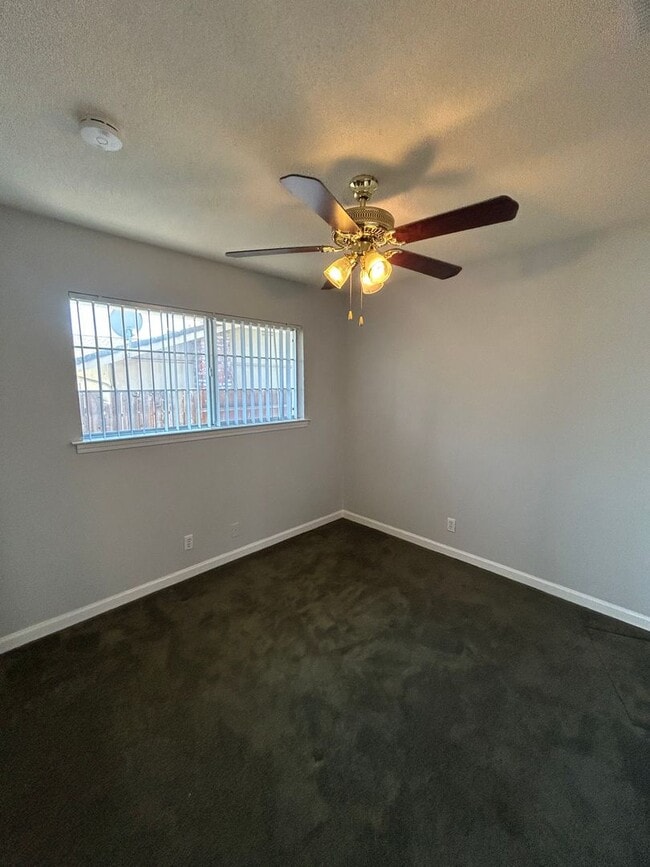 Building Photo - NICE OLDER HOME IN ESTABLISHED AREA