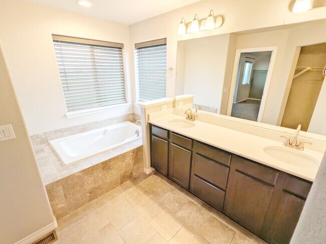 Building Photo - Stunning Modern Home with SHORT TERM LEASE...