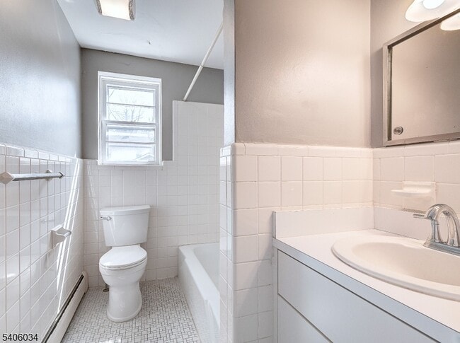 Building Photo - 138 Roseland Ave