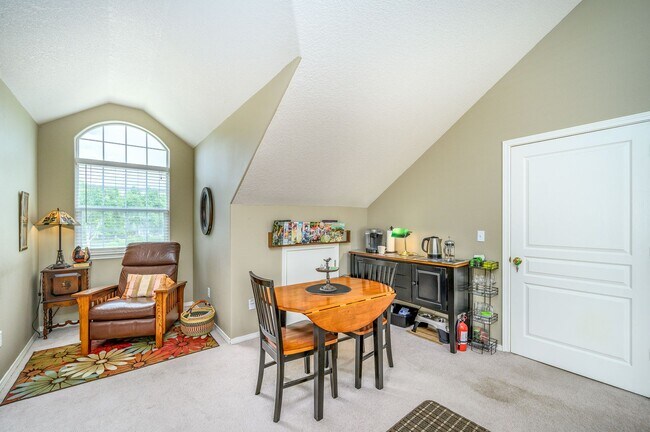 Building Photo - Large 3 Bed, 2.5 Bath Home in McMinnville-...