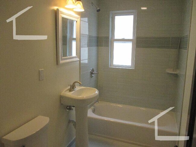 Building Photo - Nicely renovated 3 bed in Brookline Village!