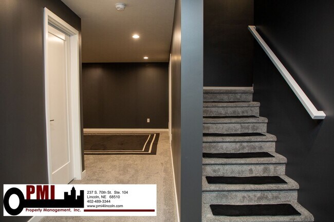 Building Photo - 256 N 105th St