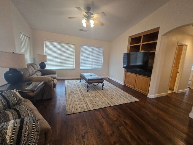 Building Photo - 3 BR 2 BA Available Now