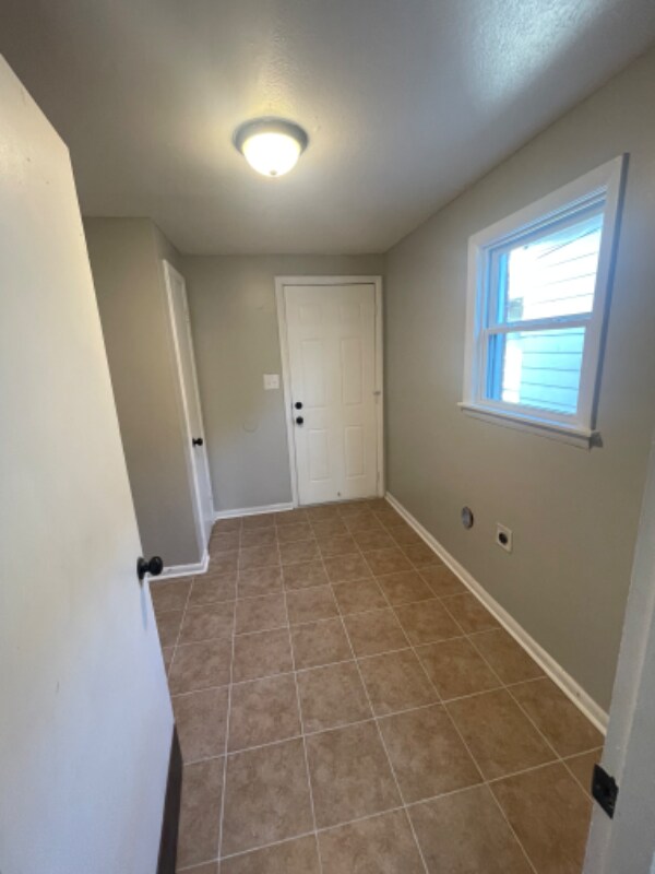 Building Photo - 1737 W Gaulbert Ave