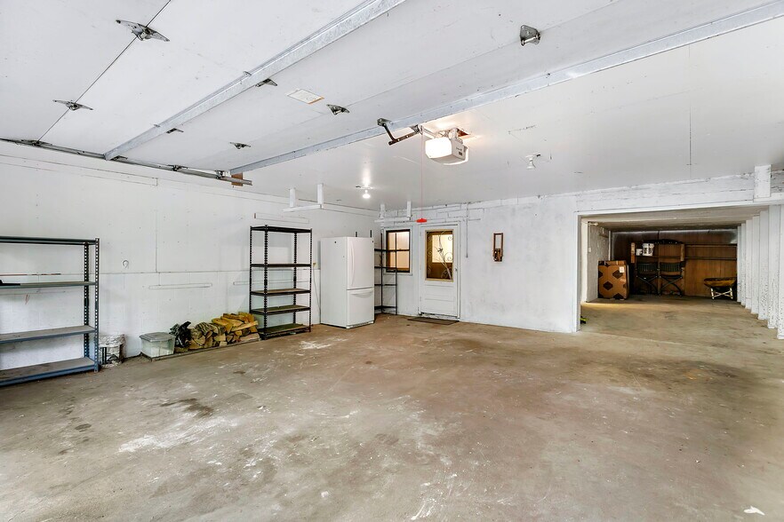Building Photo - W289N3114 W Lakeside Dr