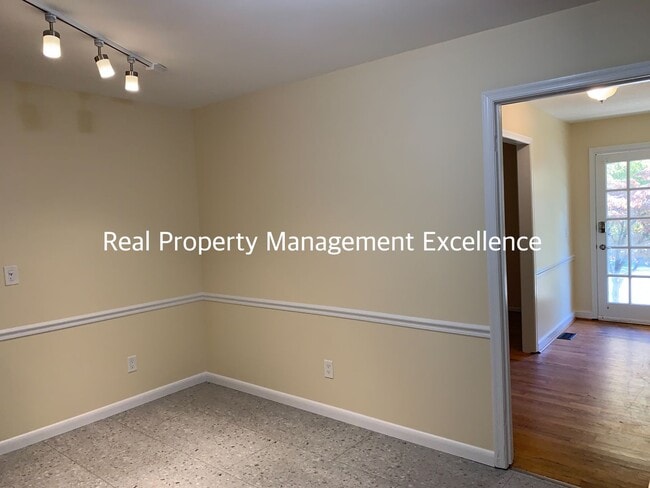 Building Photo - Renovated Raleigh Ranch, Convenient To 440...